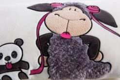 Nici 40869 Kissen Jolly Mäh Schaf Jolly Juicy Zungebleck +Panda 43x25cm Plüsch -Spielzeug Discounter 40869 ansicht 01 2048x1365