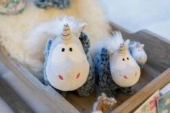 Nici 44173 Einhorn Snorre Hornson Mit Kapuze Ca 22cm Plüsch Kuscheltier -Spielzeug Discounter 44173 04 Milieu 2048x1365