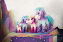 Nici 47854 Kissen Pony Stars Pferde Starjumper & Candydust 43x25cm GREEN -Spielzeug Discounter 47844 10 47847 47846 47849 Milieu 2048x1367 4