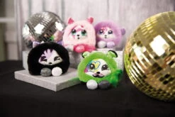 Nici 47909 Pixidoos Pets 2-in-1 Wendeplüsch Katze Sunbi 12cm Lila-schwarz Plüsch -Spielzeug Discounter 47907 10 47906 47909 47908 Milieu 2048x1365