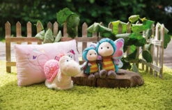 Nici 47942 Kissen Rosa Schmetterling 43x25cm Plüsch Hello Spring Frühling -Spielzeug Discounter 47941 06 47938 47946 47947 Milieu 2048x1312