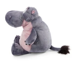 Nici 47980 Nilpferd DJ Nilbert 135cm Sitzend Plüsch Wild Friends GREEN -Spielzeug Discounter 47975 04 ZA Frei vorl 2048x1744 2