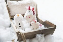 Nici 48164 Einhorn Theodor Im Schneeanzug Ca 32cm Plüsch Kuscheltier GREEN -Spielzeug Discounter 48166 10 48163 48162 Milieu vorl 2048x1365 2