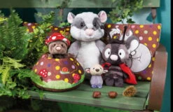 Nici 48212 Kissen Siebenschläfer Doramouse 25x25cm Forest Friends GREEN Plüsch -Spielzeug Discounter 48210 10 48197 48212 48208 Milieu 2048x1329 3