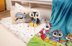 Nici 48521 Schlafmützen Pinguin Pingulini 38cm Plüsch Kuscheltier -Spielzeug Discounter 48521 14 48526 48524 Milieu 2048x1303
