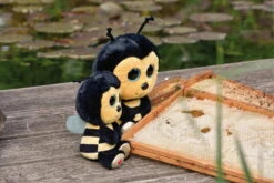 Nici 48736 Glubschis Meadow Biene Miss Bizz 25cm Plüsch Kuscheltier GREEN -Spielzeug Discounter 48736 10 48733 Milieu 2048x1366